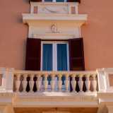 ...impreziosita da un balconcino colonnato e da decori in pietra